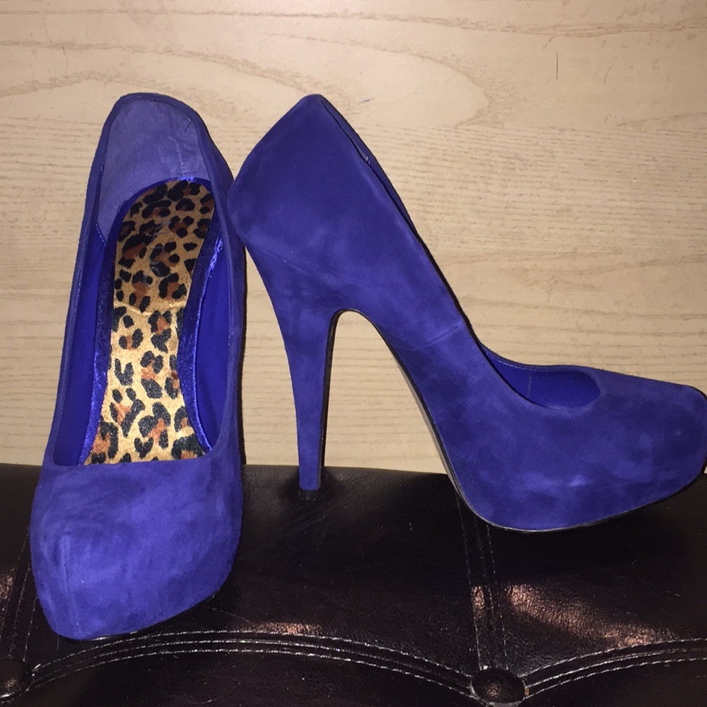 Size 8. Suede heel.